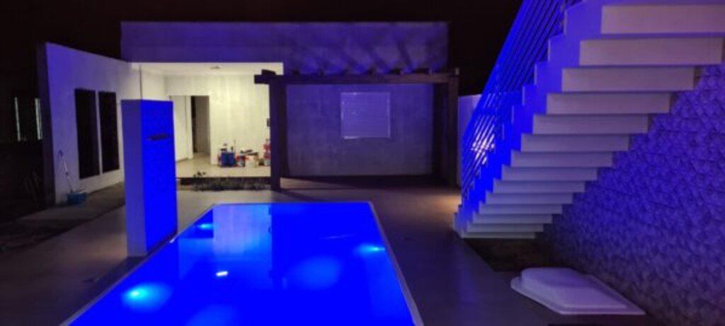 Piscina Retrô Com Spa